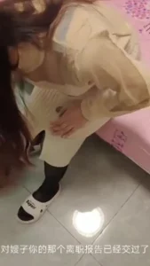 刚结婚三个月给老公带绿帽就被调教成母狗