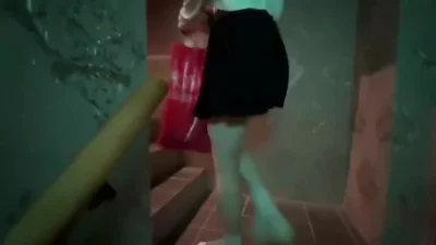 女神就是骚的可以，扭捏的眼神就瞬间硬起来想操死她！